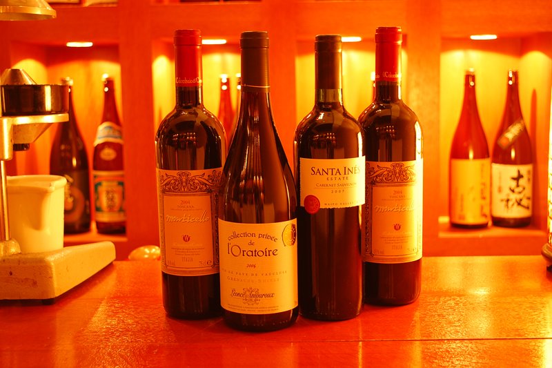 ワインは外国産を中心に30種以上を取り扱っている